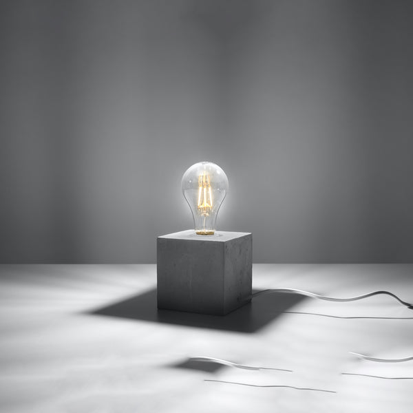 Minimalistická stolní lampa z šedého betonu – model Arkanis