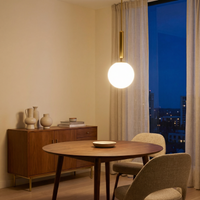 Suspension moderne en métal et verre opale – Zéphyria