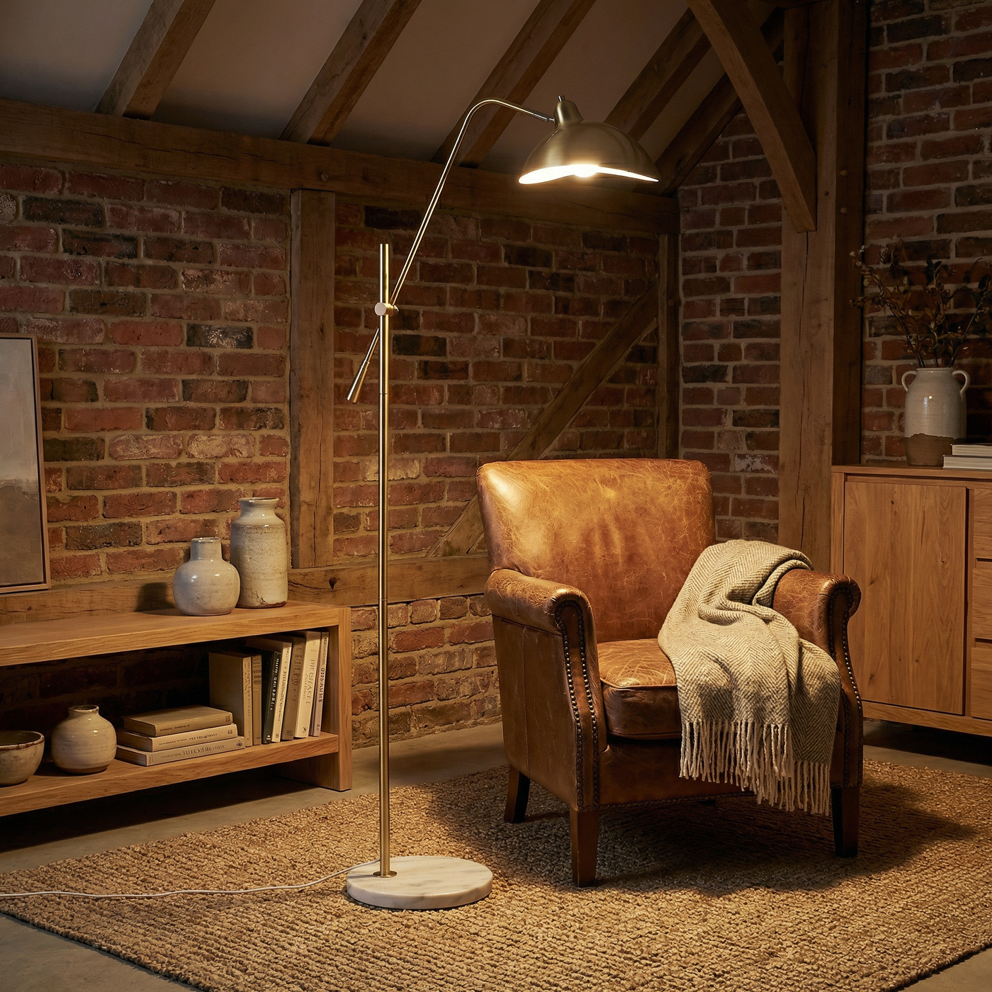 Lampe sur pied en métal doré et marbre pour salon – Aurélis