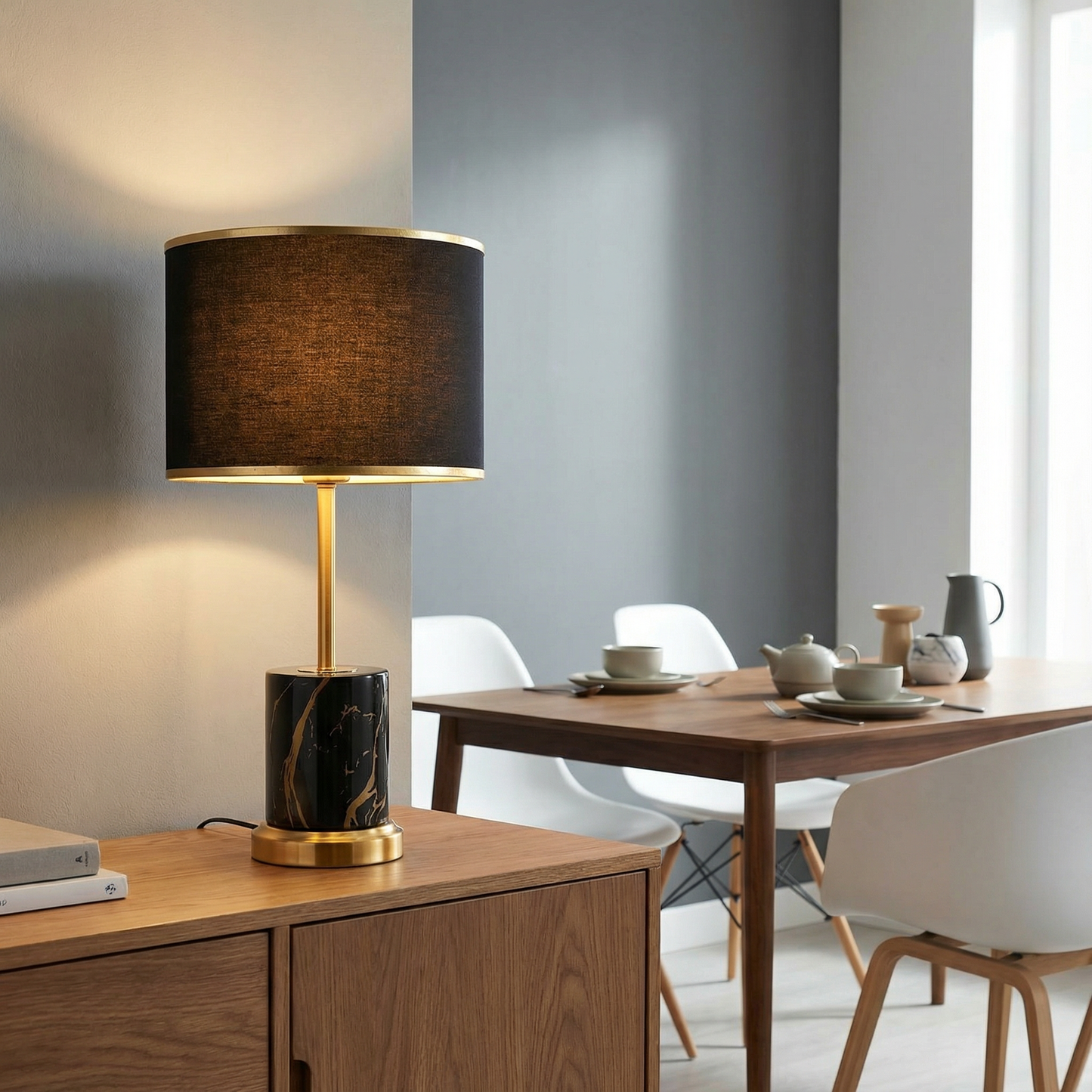 고급 패브릭과 클래식 골드 베이스의 나이트 램프 – Yliane