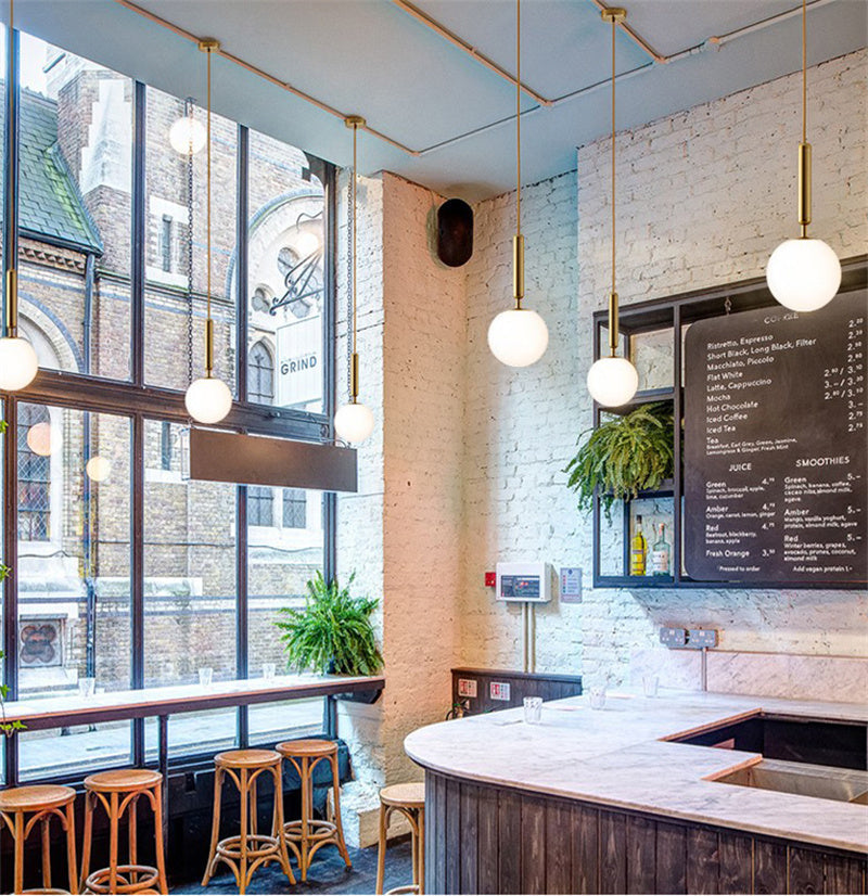 Suspension moderne en métal et verre opale – Zéphyria