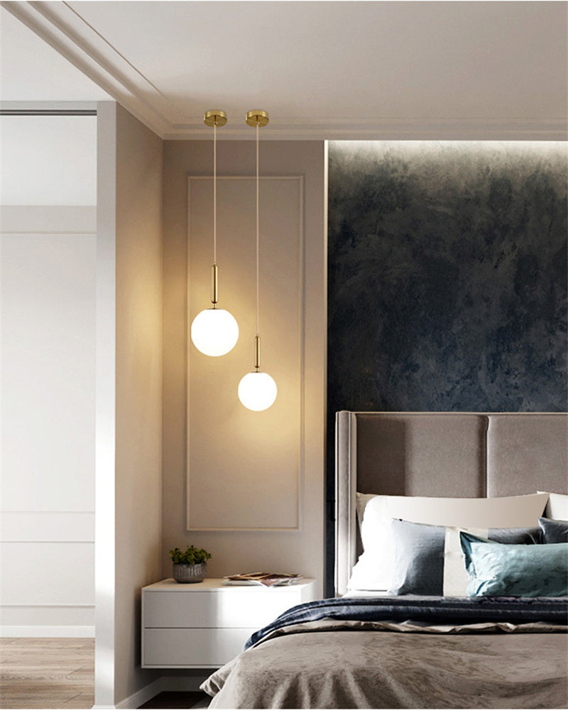 Suspension moderne en métal et verre opale – Zéphyria