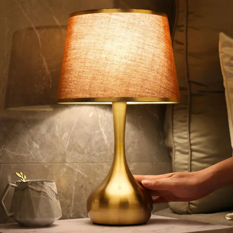 Lampe de table sophistiquée Luminis base métal doré abat-jour tissu ambiance cosy - vue 4