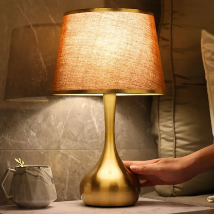 مصباح طاولة متطور Luminis بقاعدة معدنية ذهبية وظل قماشي بأجواء دافئة - العرض 11