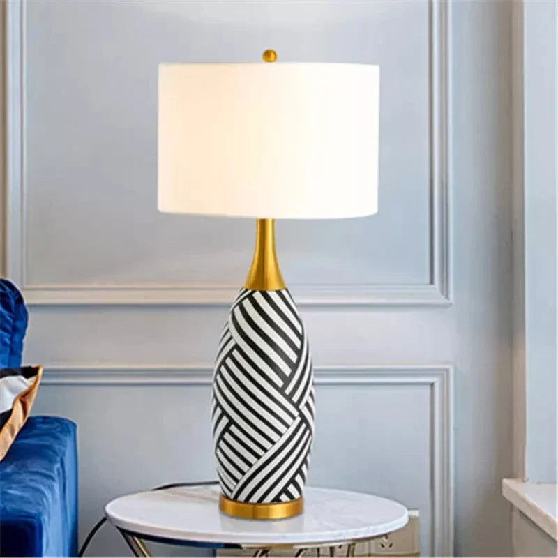 Lampe de table céramique motif zébré noir et blanc avec col doré et abat-jour blanc - vue 5