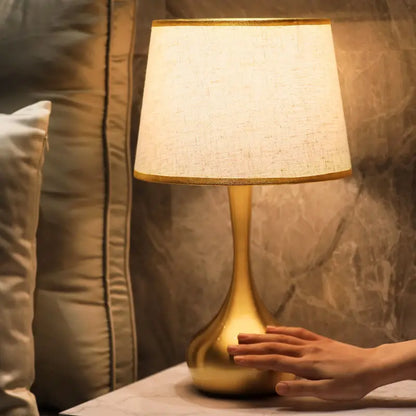 مصباح طاولة متطور Luminis بقاعدة معدن ذهبي وظل نسيج أجواء دافئة - المنظر 5