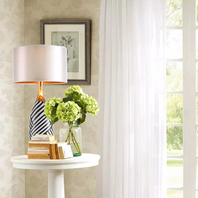 Lampe de table céramique motif zébré noir et blanc avec col doré et abat-jour blanc - vue 9