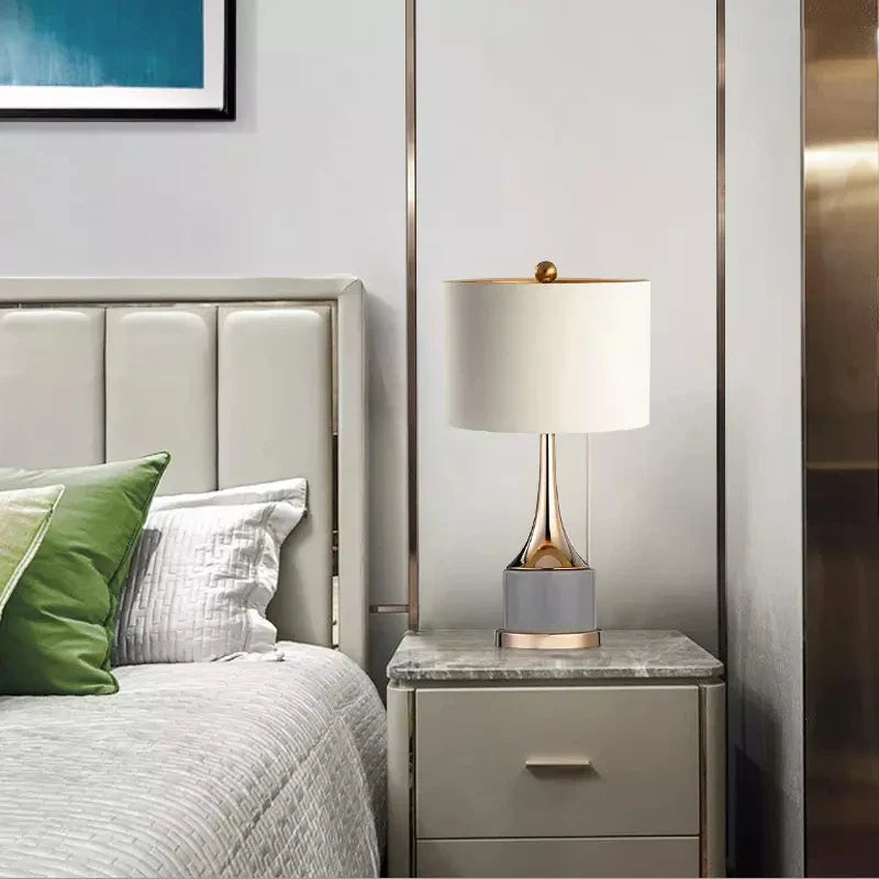 Lampe de chevet Vénusia design sobre avec corps fer doré et abat-jour tissu blanc - vue 4