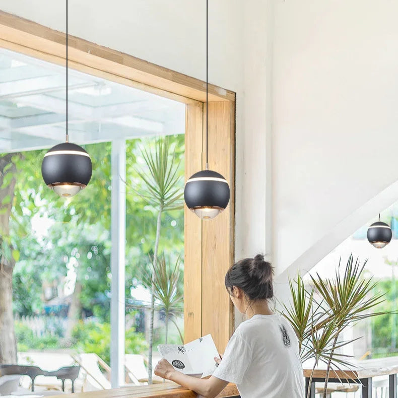 Suspensie Multicoloră Tonuri Vii și Aspect Rafinat – Chromatique