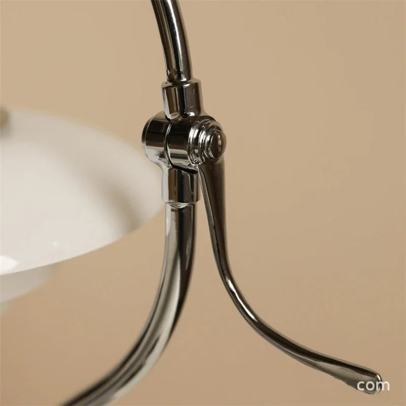 Lampe de table en verre et fer style Bauhaus – Auroldis