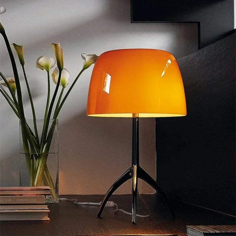 Lampe de bureau tripode en verre coloré moderne – Triolux