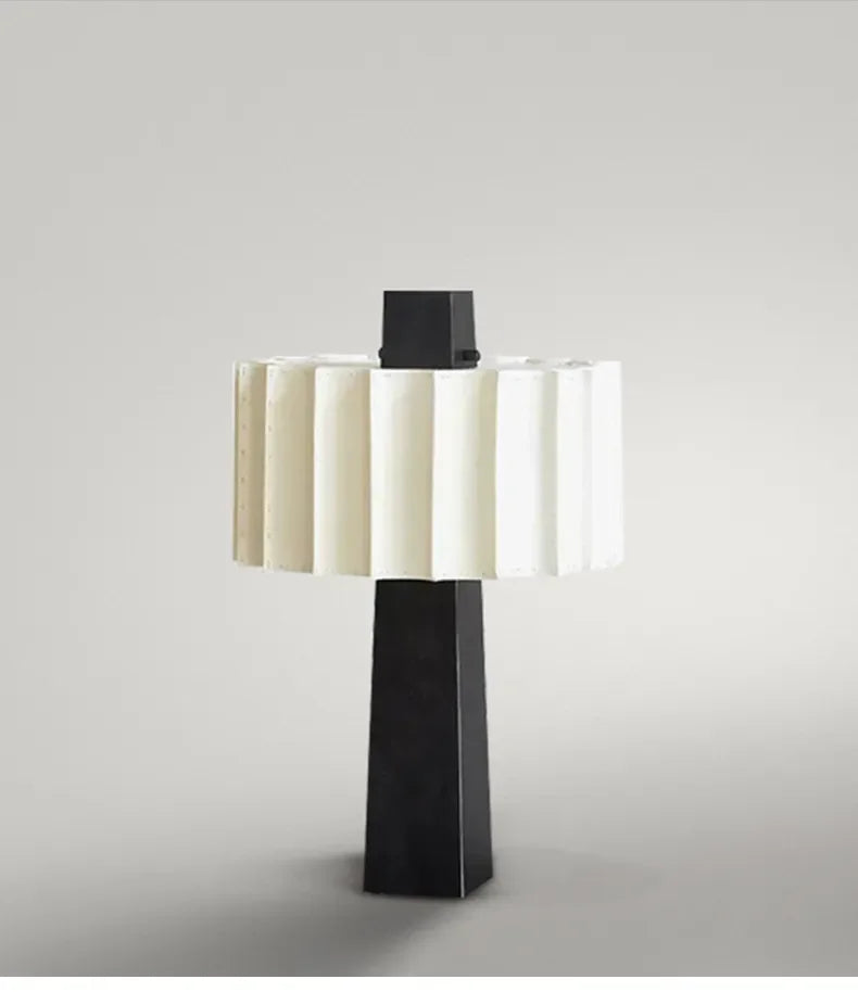 Lampe de table scandinave minimaliste noire Norélys avec abat-jour blanc plissé - vue 10