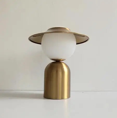 Lampe de table décorative Noctea avec globe en verre soufflé et base dorée - vue 7